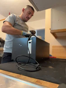 Montage eines Wesco Dunstabzugs in einer Küche in Zürich