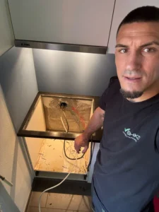 Ausbau des alten Kochfelds für flächenbündige Neuinstallation in Baden