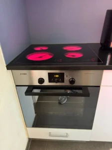 Eingeschaltetes flächenbündiges Kochfeld in Baden