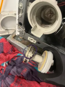 Verstopfter Ablauf einer Miele Waschmaschine in Zürich durch Fremdkörper