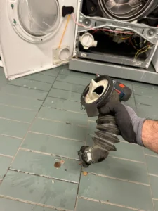Reparatur einer Miele Waschmaschine in Zürich – Fremdkörper entfernt