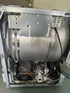 Geöffneter Miele Wäschetrockner bei Reparatur in Baden