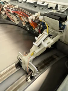 Elektronik im Miele Wäschetrockner während Reparatur Baden