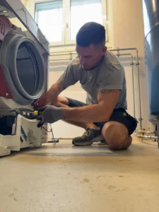 Techniker repariert V-Zug Waschmaschine mit defekter Heizung in Lenzburg